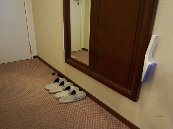 靴べら・エチケットブラシも姿見横にございます。