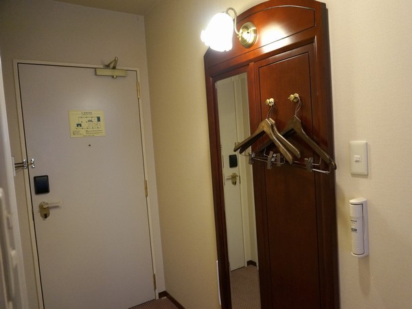 非常灯は入口付近の姿見横にございます。