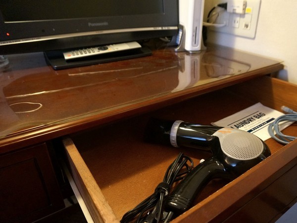 ヘアドライヤーはデスクの引出しの中にあります。