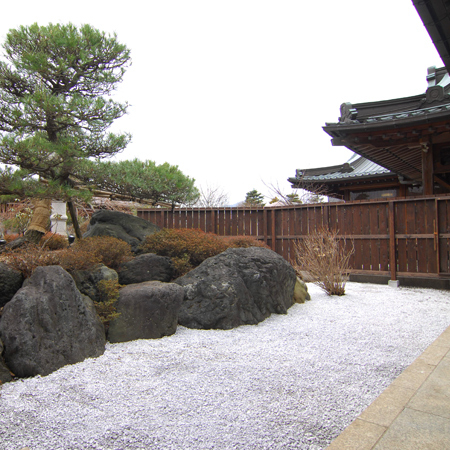 本殿エグゼクティブスイート「式部」から眺められる庭園