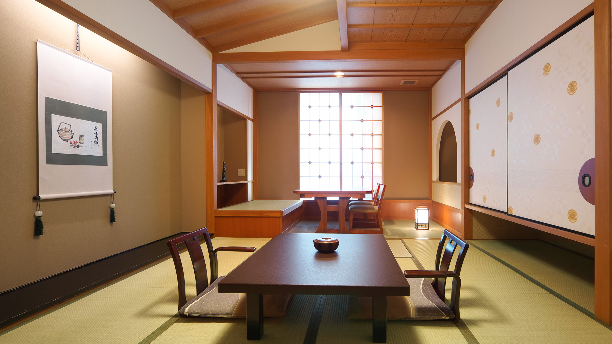 最上階和室〈禁煙〉／純和風の10畳和室に、ダブルシンクのパウダールームが備わったお部屋です。
