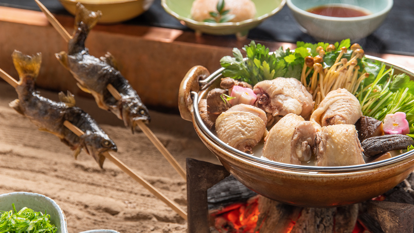 *【囲炉裏：地鶏水炊き】素材の味をしっかりと生かしたあさっり鶏スープ。