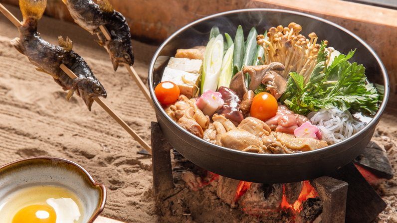 *【囲炉裏：地鶏すき焼き】ぷりっぷりの食感、ジューシーな旨みが口の中に広がります。