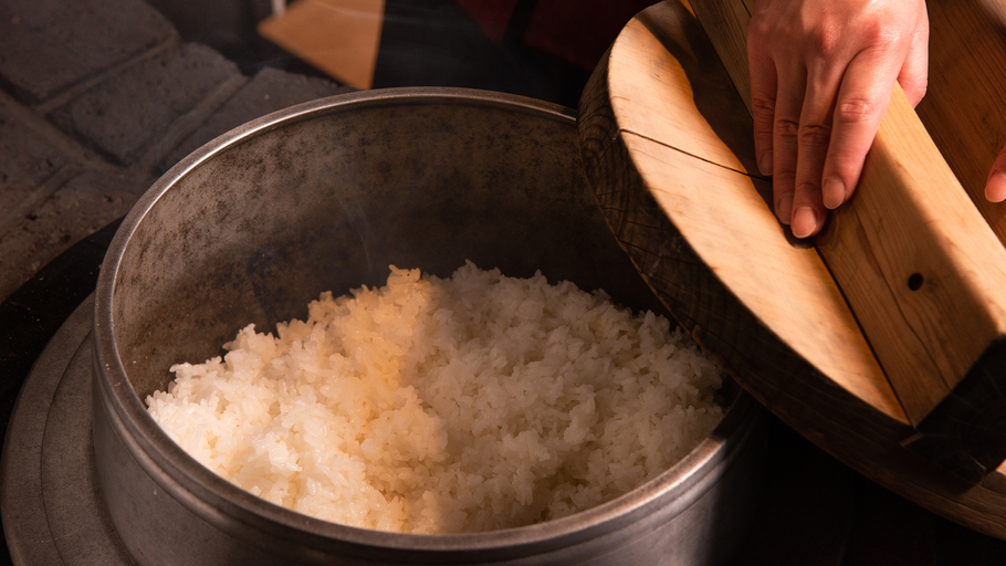 *【おくどさん】土間にあるおくどさんで炊きあげた炊きたてのご飯