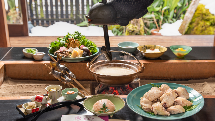 *【囲炉裏：地鶏水炊き】素材の味をしっかりと生かしたあさっり鶏スープ。