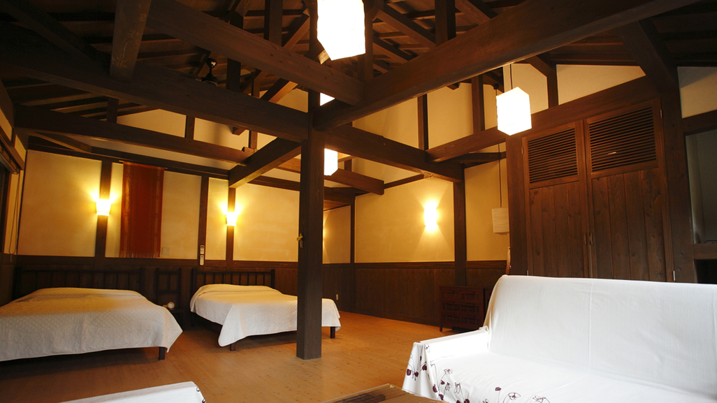 *【客室】床は檜・腰壁までは杉・それより上の壁は漆喰で造られた、温かみのあるゆったり客室。