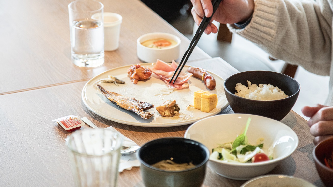 【朝食ブッフェイメージ】パンは定番のクロワッサンやデニッシュを、和食はご飯のおとも・味噌汁等をご用意