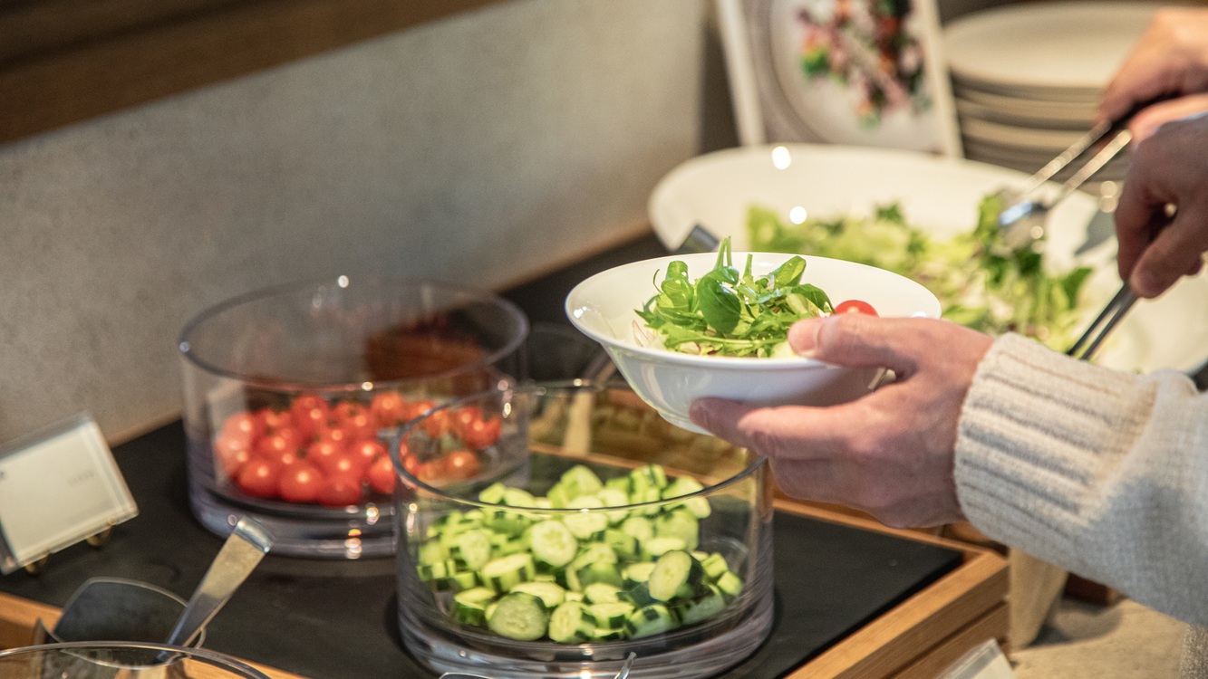 【朝食ブッフェ】葉もの野菜にカッテージチーズや、オリーブをトッピングしてギリシャ風サラダにアレンジ