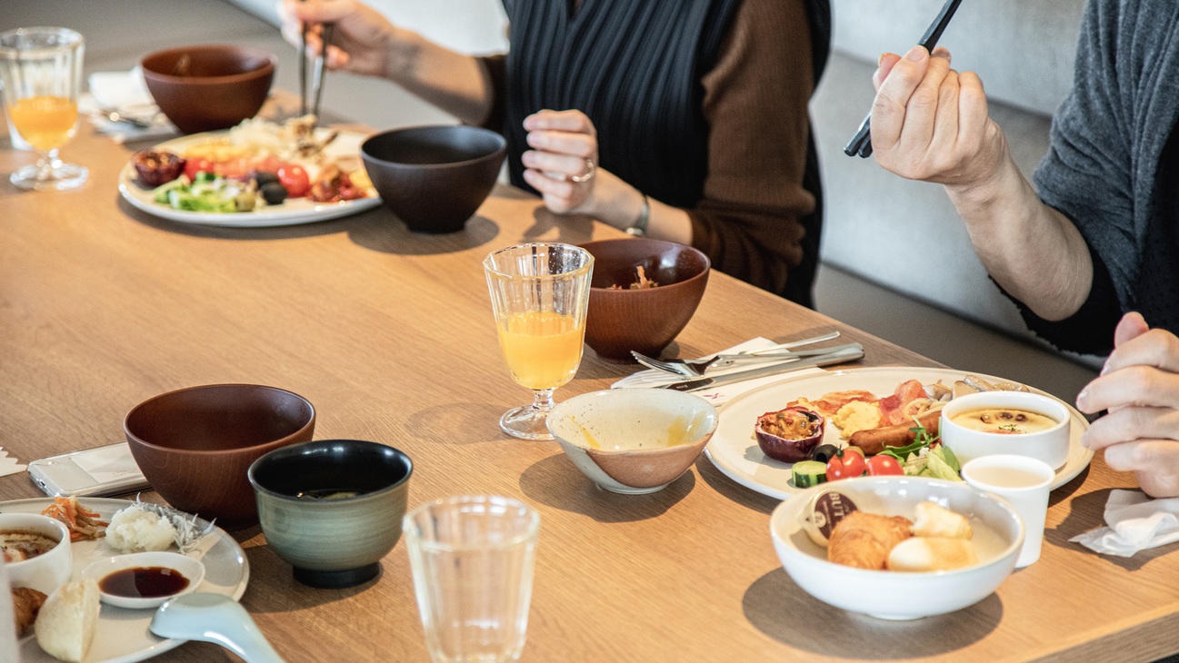 【朝食ブッフェイメージ】パンは定番のクロワッサンやデニッシュを、和食はご飯のおとも・味噌汁等をご用意