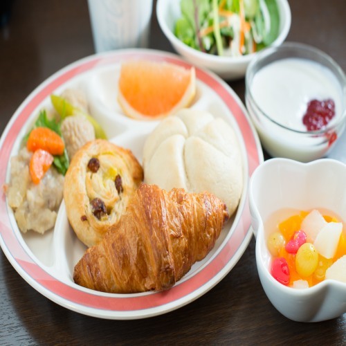 ＊焼き立てパン、ごはんなど毎日メニューが変わるバイキング朝食無料ご当地せんべい汁も勿論有＊
