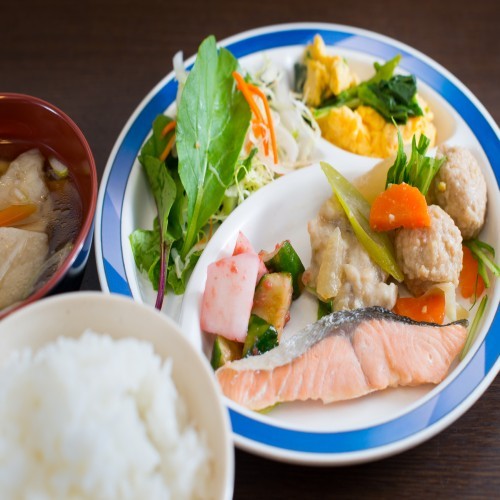 ＊焼き立てパン、ごはんなど毎日メニューが変わるバイキング朝食無料ご当地せんべい汁も勿論有＊