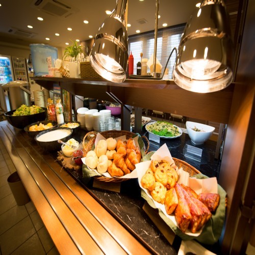 *焼き立てパン、ごはんなど毎日メニューが変わるバイキング朝食無料ご当地せんべい汁も勿論有*