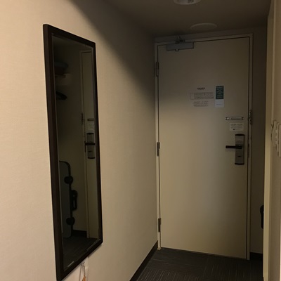 入り口脇に姿見がございます