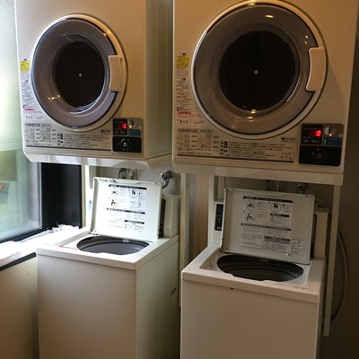 コインランドリー（大浴場内）洗濯1回200円、乾燥30分100円