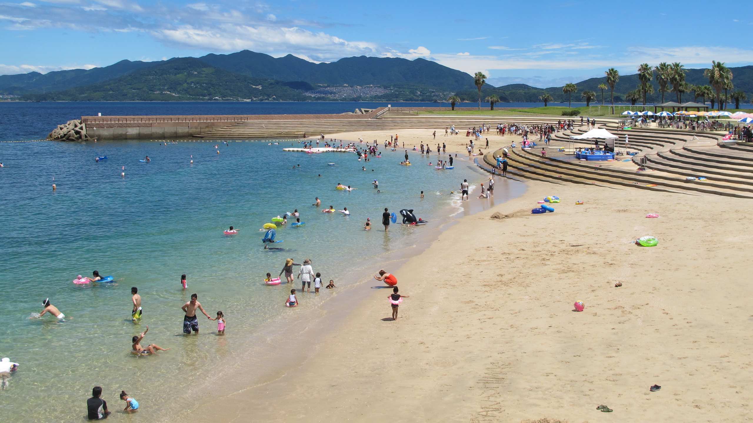 高島海水浴場【画像提供：（一社）長崎県観光連盟】