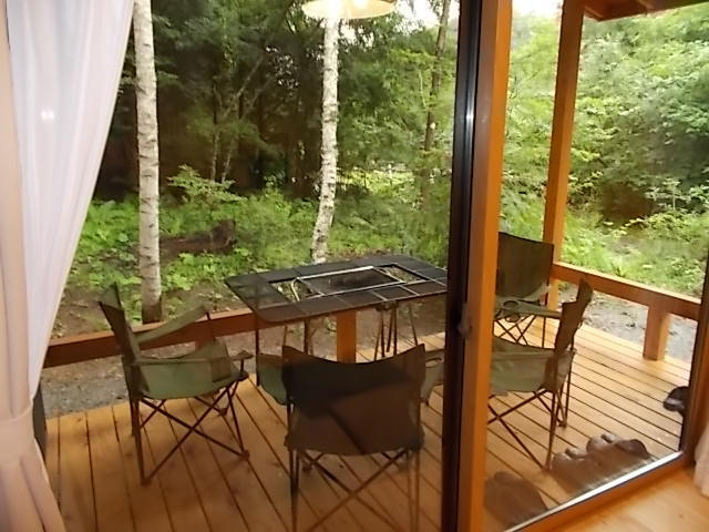 新B棟の屋根付きウッドデッキです。雨の日でも安心してBBQを楽しめます。