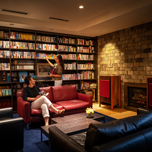 Library -ライブラリー-北欧家具と暖炉を設えた落ち着きある空間