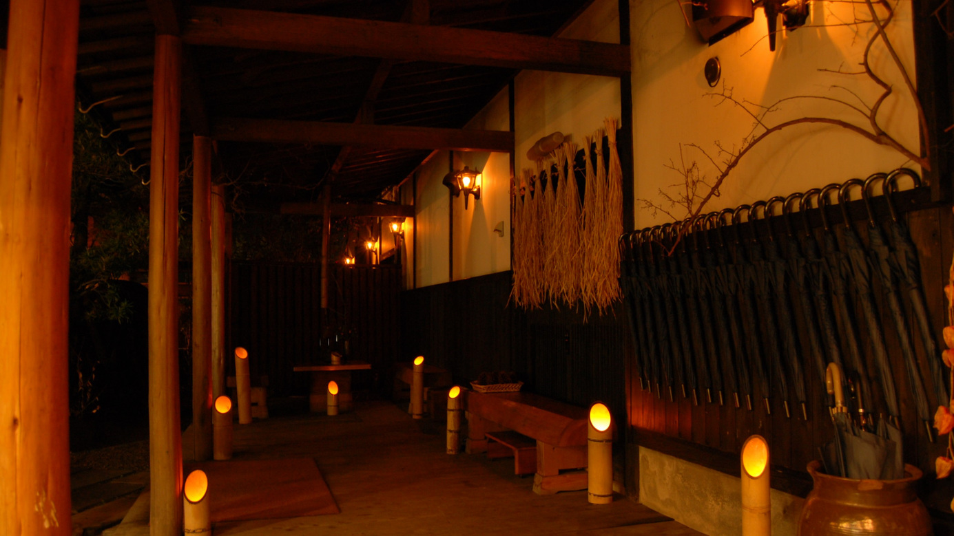 竹灯篭の灯りに包まれる回廊