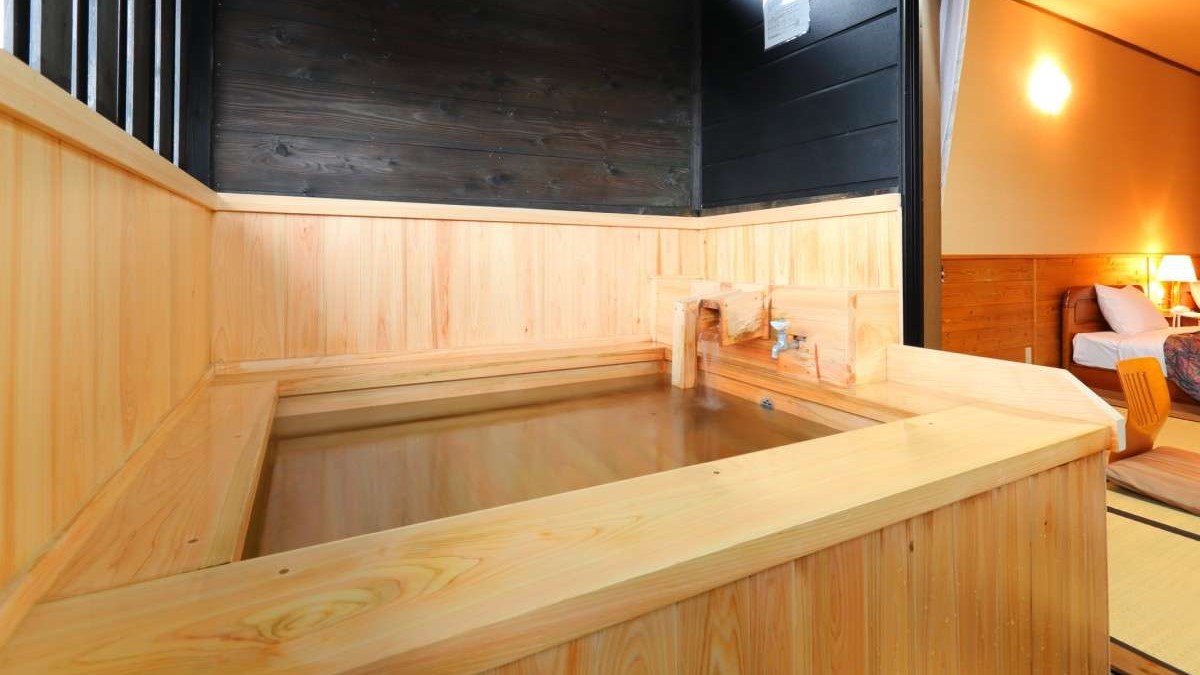 【ひのき風呂付和洋室】1号棟の和洋室、お風呂は檜造り
