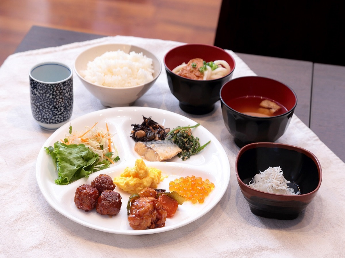 朝食盛付