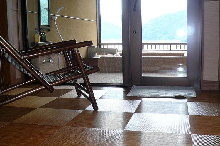 茜八重の湯上りリビング