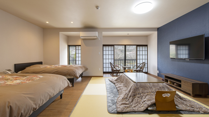 *【本館10畳】琉球畳の和室に、ベッド2台を設置したリニューアル和洋室。