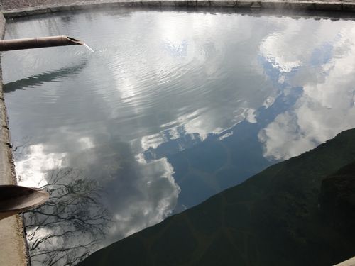 【青空が映し出される外輪の湯】