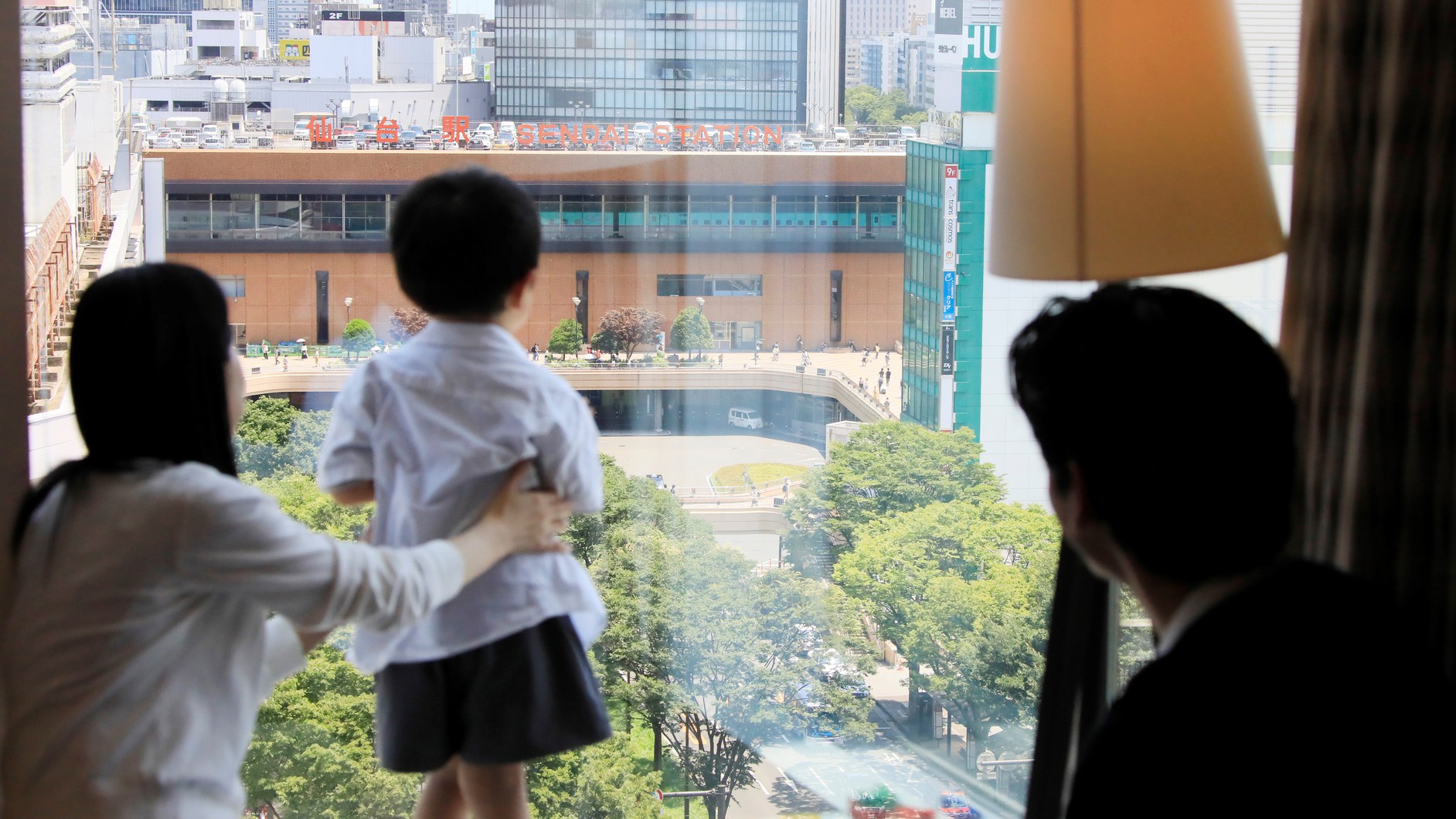仙台駅がご覧いただけるプレミアツインルームは、新幹線好きなお子さまから人気のお部屋です。