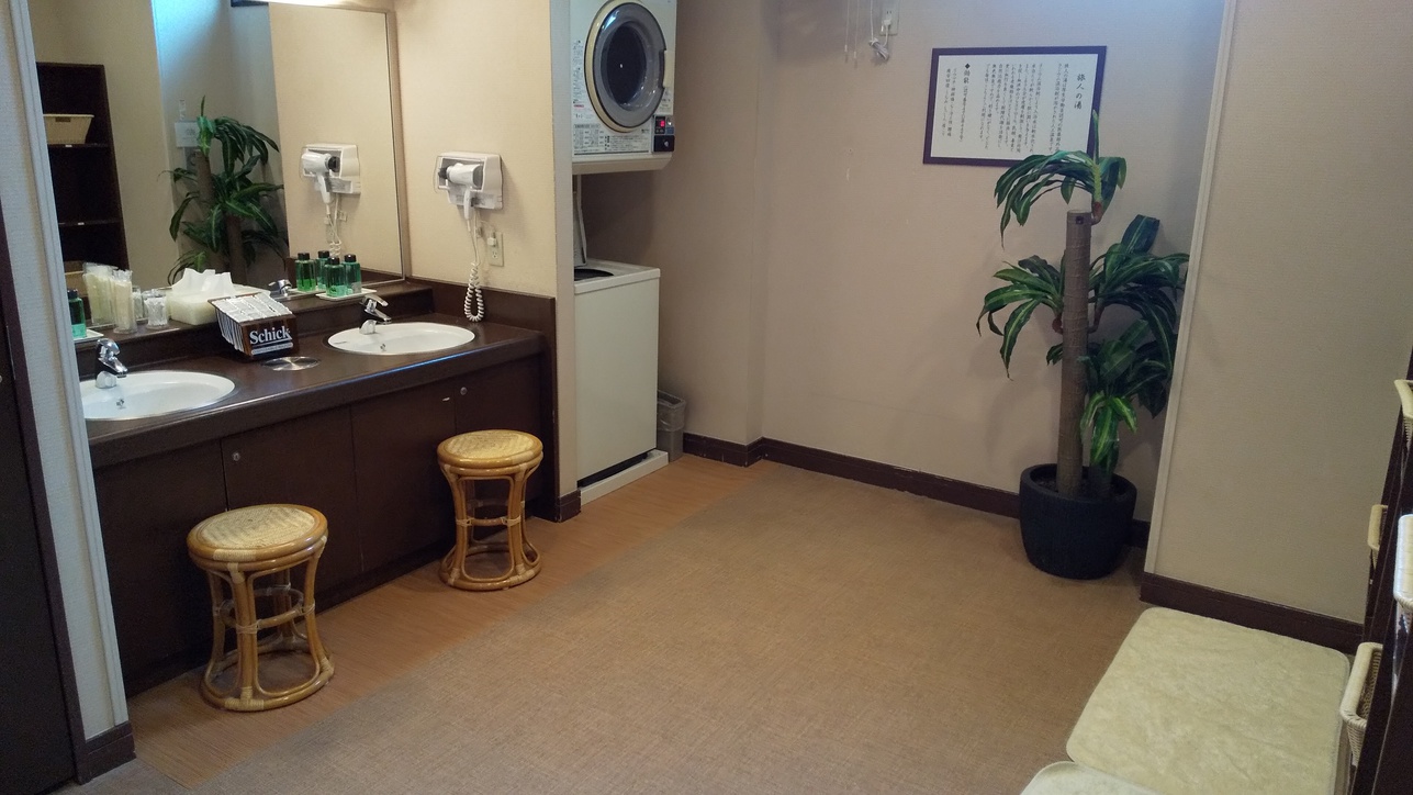 男性大浴場脱衣所