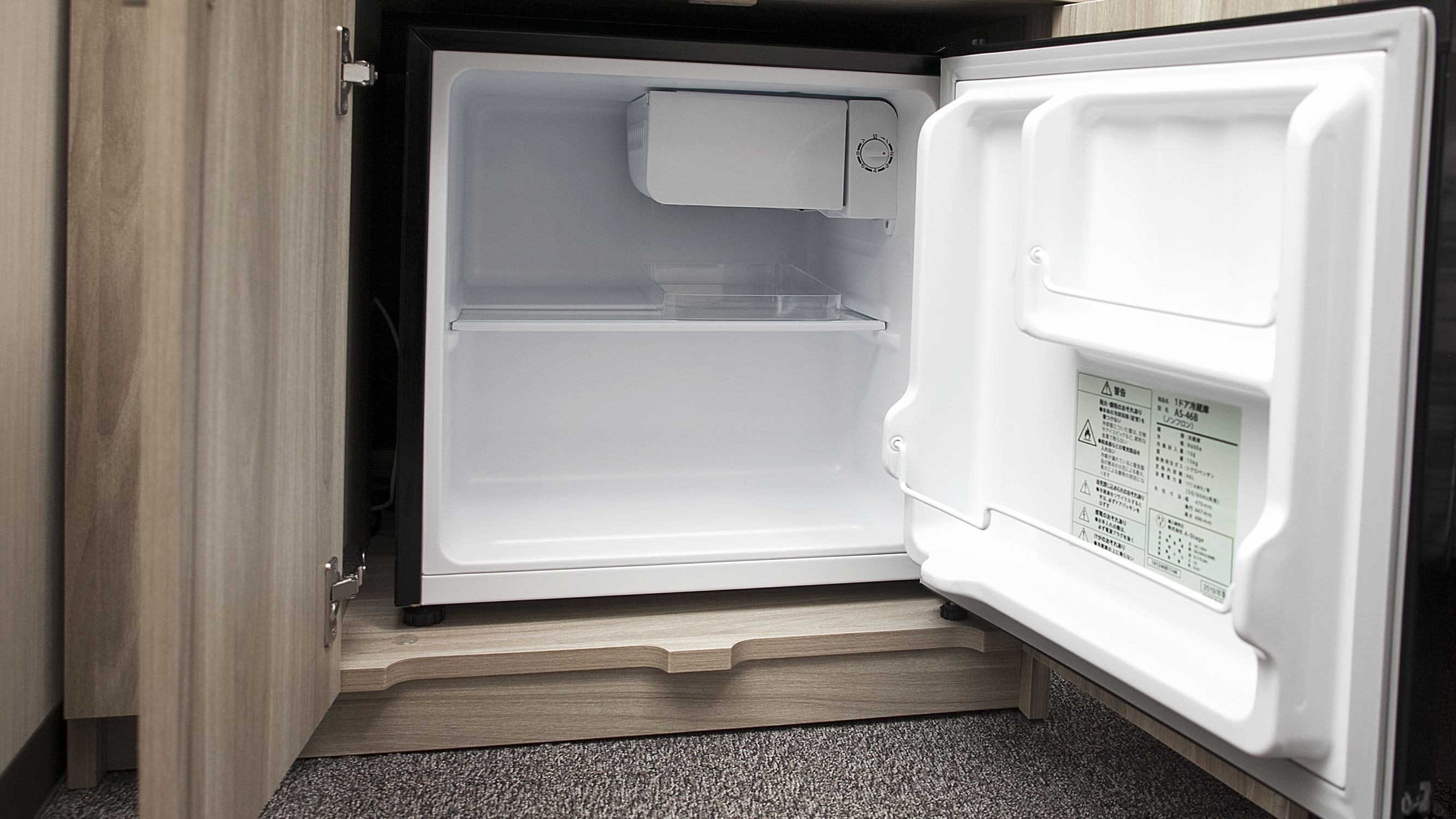 客室備品空の冷蔵庫を設置（冷凍機能はございません）