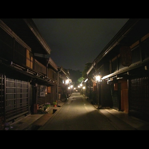 夜の古い町並み