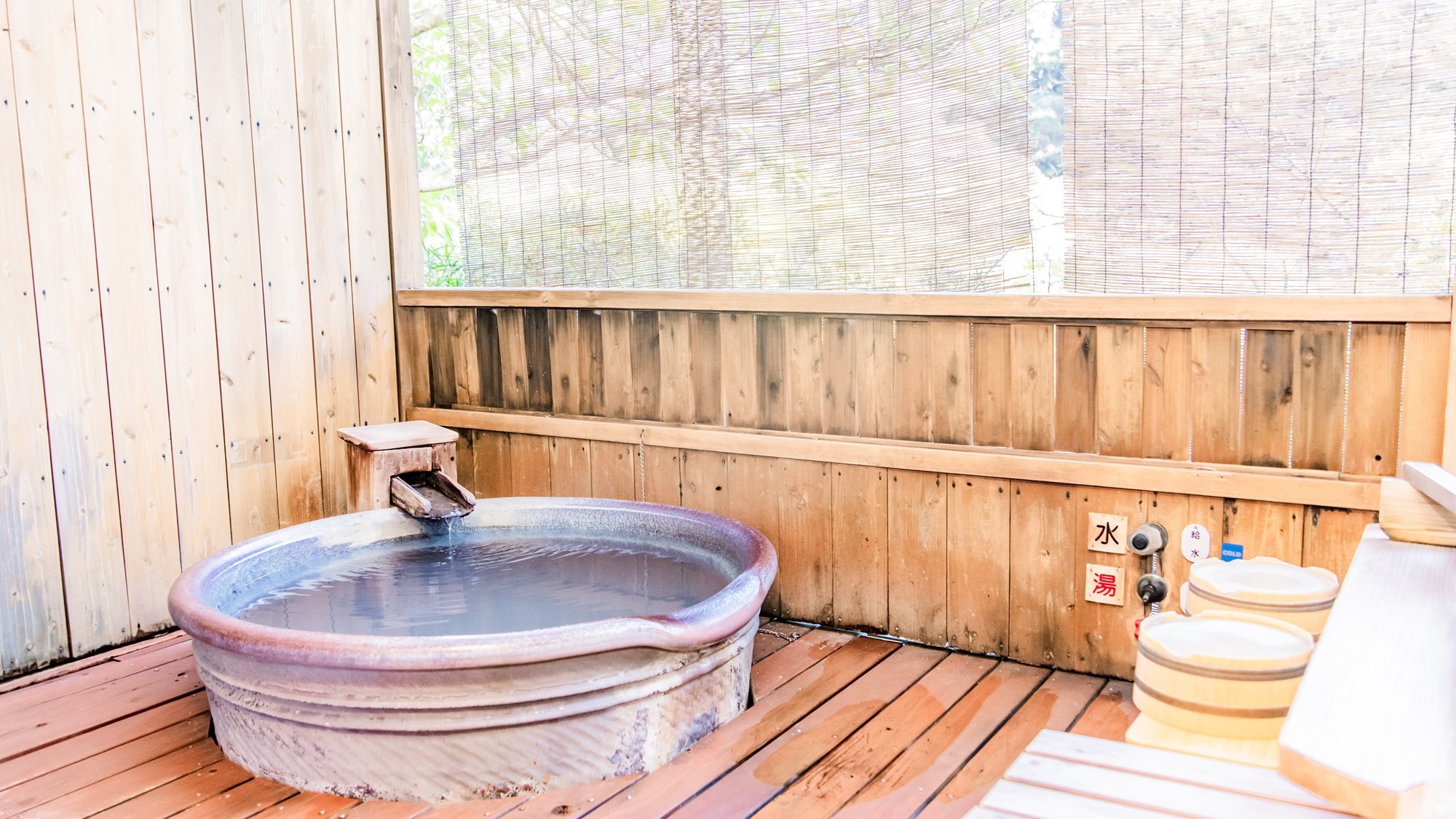 【露天風呂付和室】テラスに露天風呂のついたお部屋です。時間を気にせず温泉旅の醍醐味を味わえます。