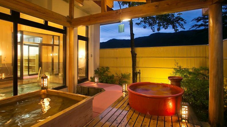 女性露天風呂信楽焼の陶器風呂と高野槇の檜風呂2種類