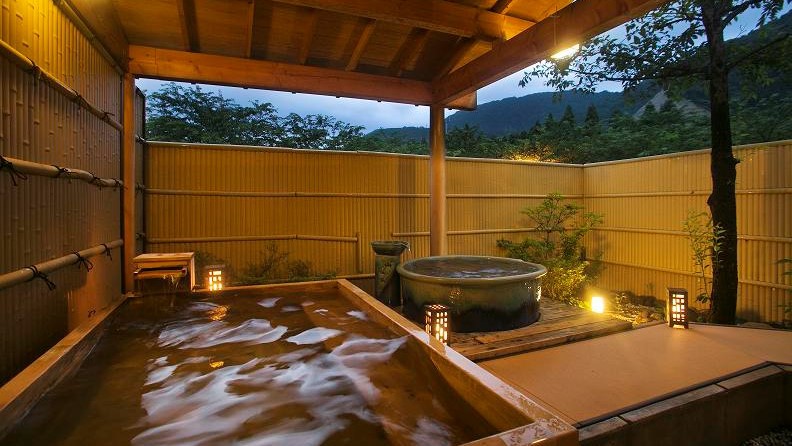 男性露天風呂信楽焼の陶器風呂高野槇の檜風呂2種類