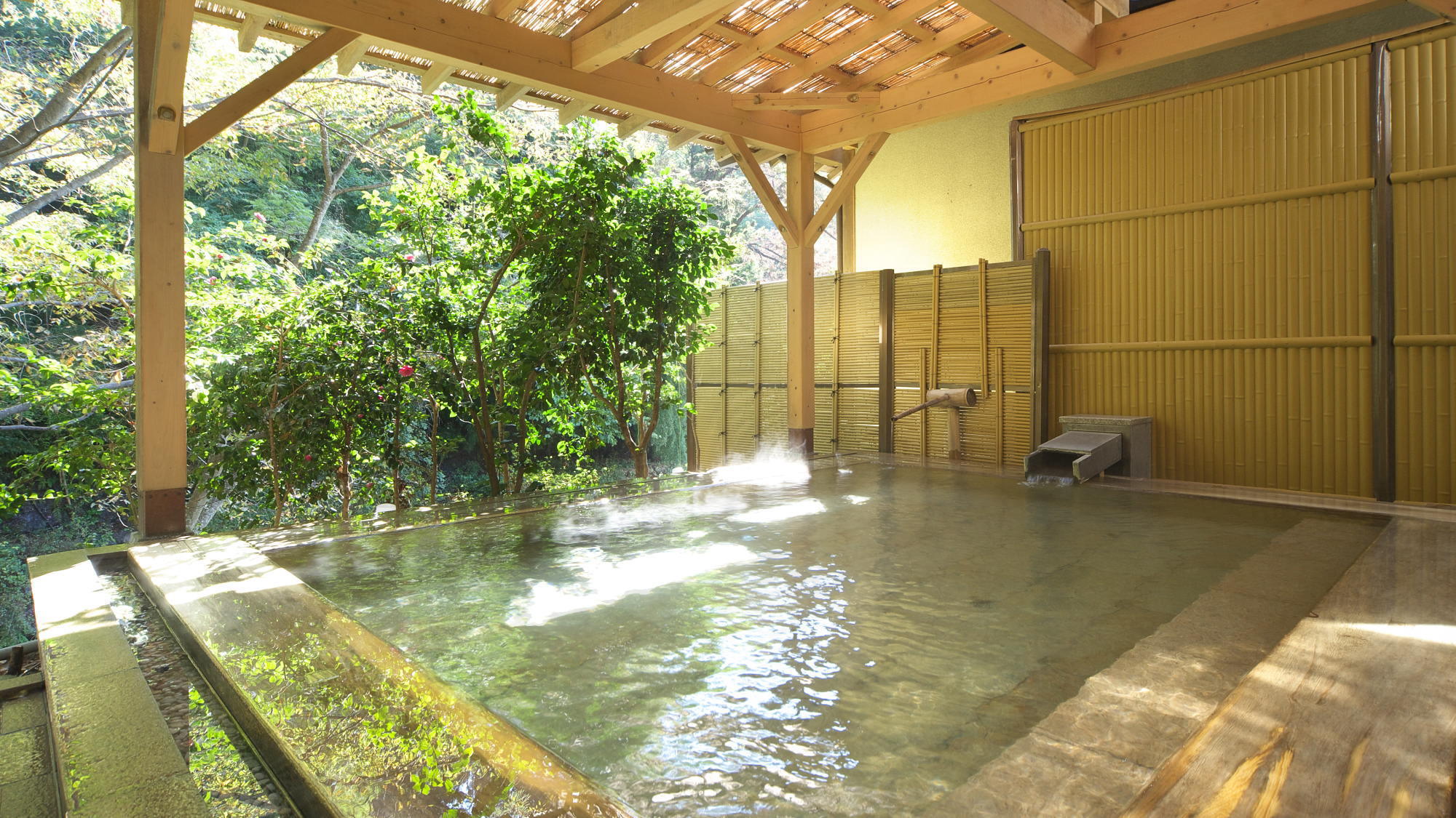 【女性大浴場】檜露天風呂で、川のせせらぎを聴きながらゆったりとした温浴タイムを