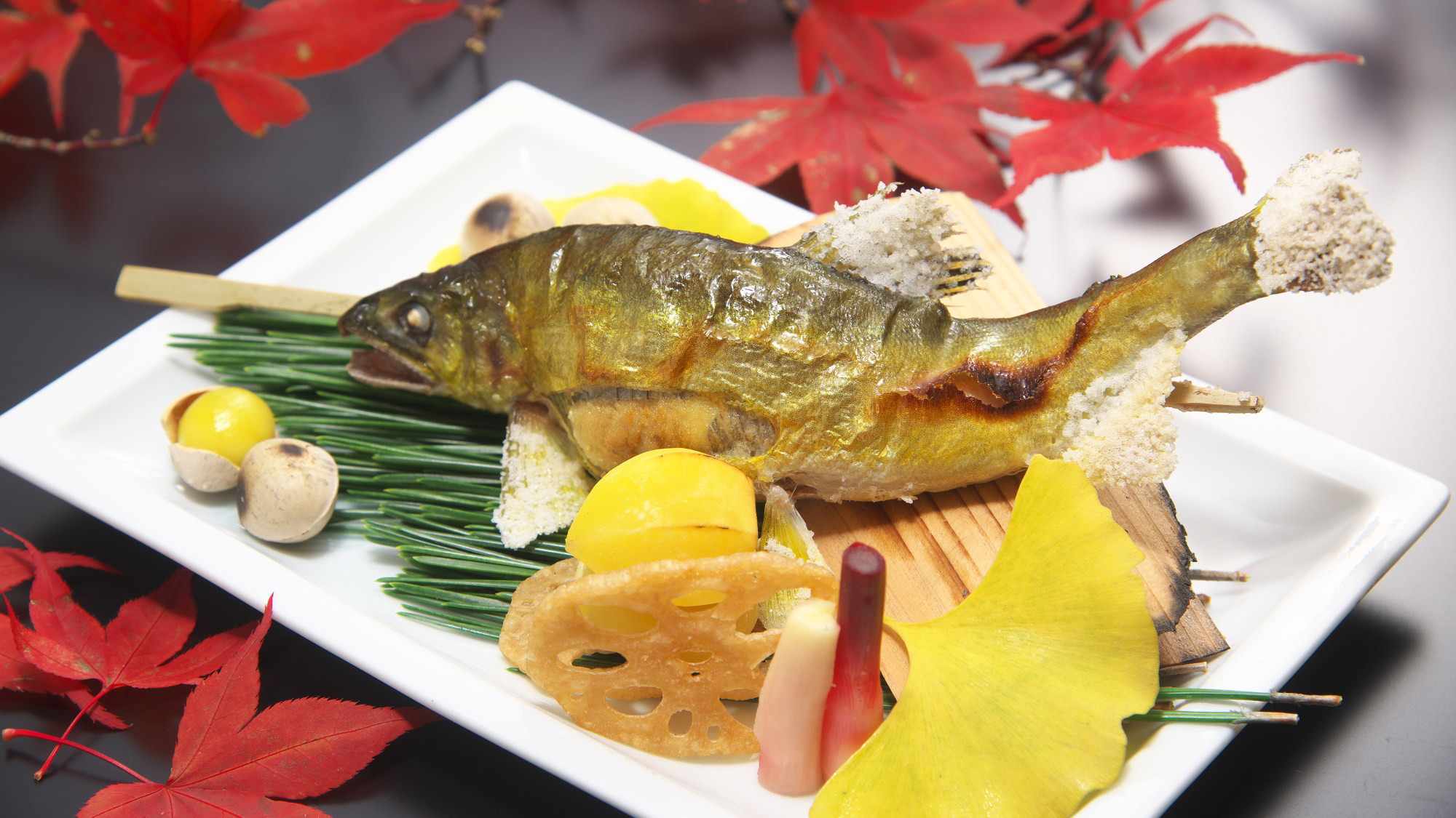 【山河会席料理一例】焼きたてが運ばれる焼き魚、レモンを絞って熱々を！