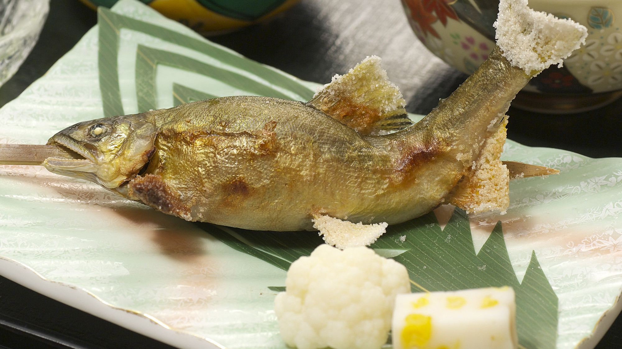 【山河会席料理一例】焼きたてが運ばれる焼き魚