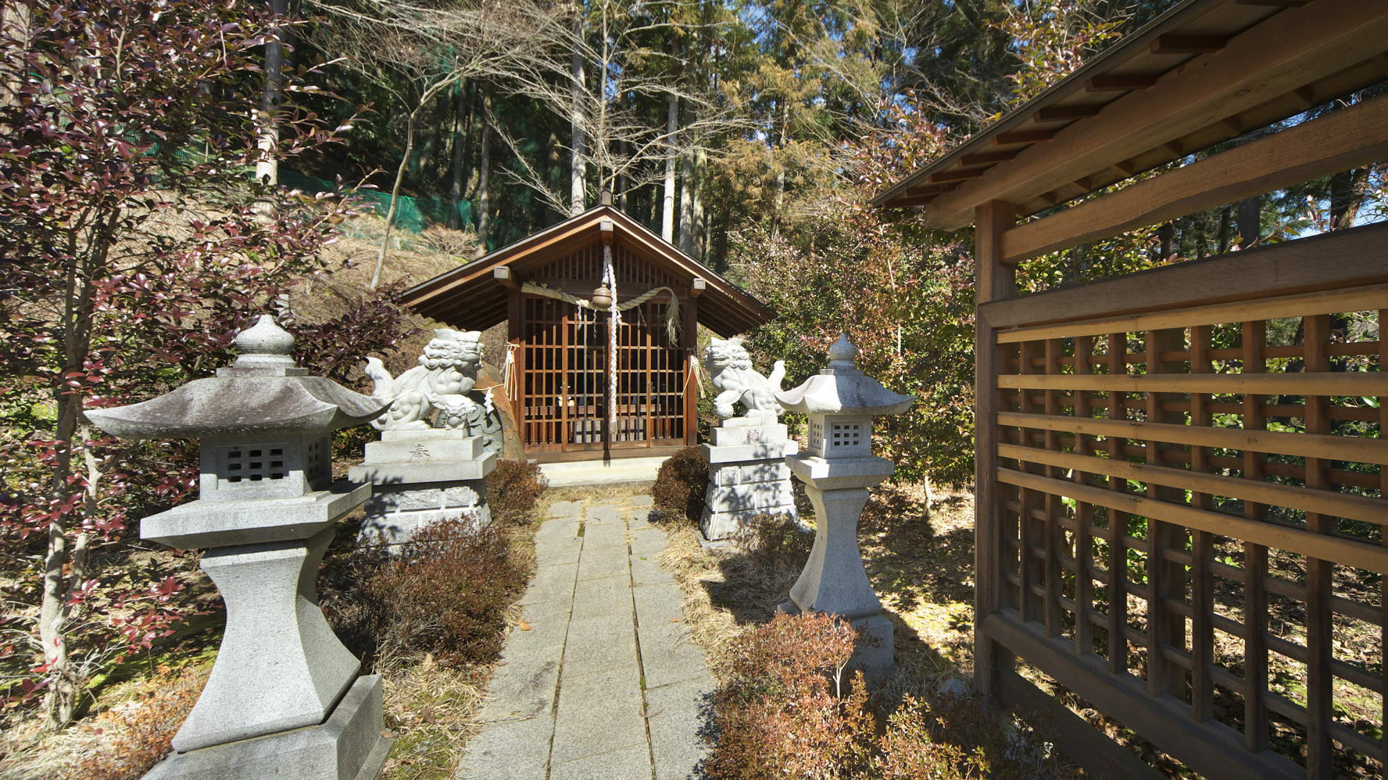 玄関前の小山を登ると美容、健康、不老長寿の神を祀った「弥生神社」がある