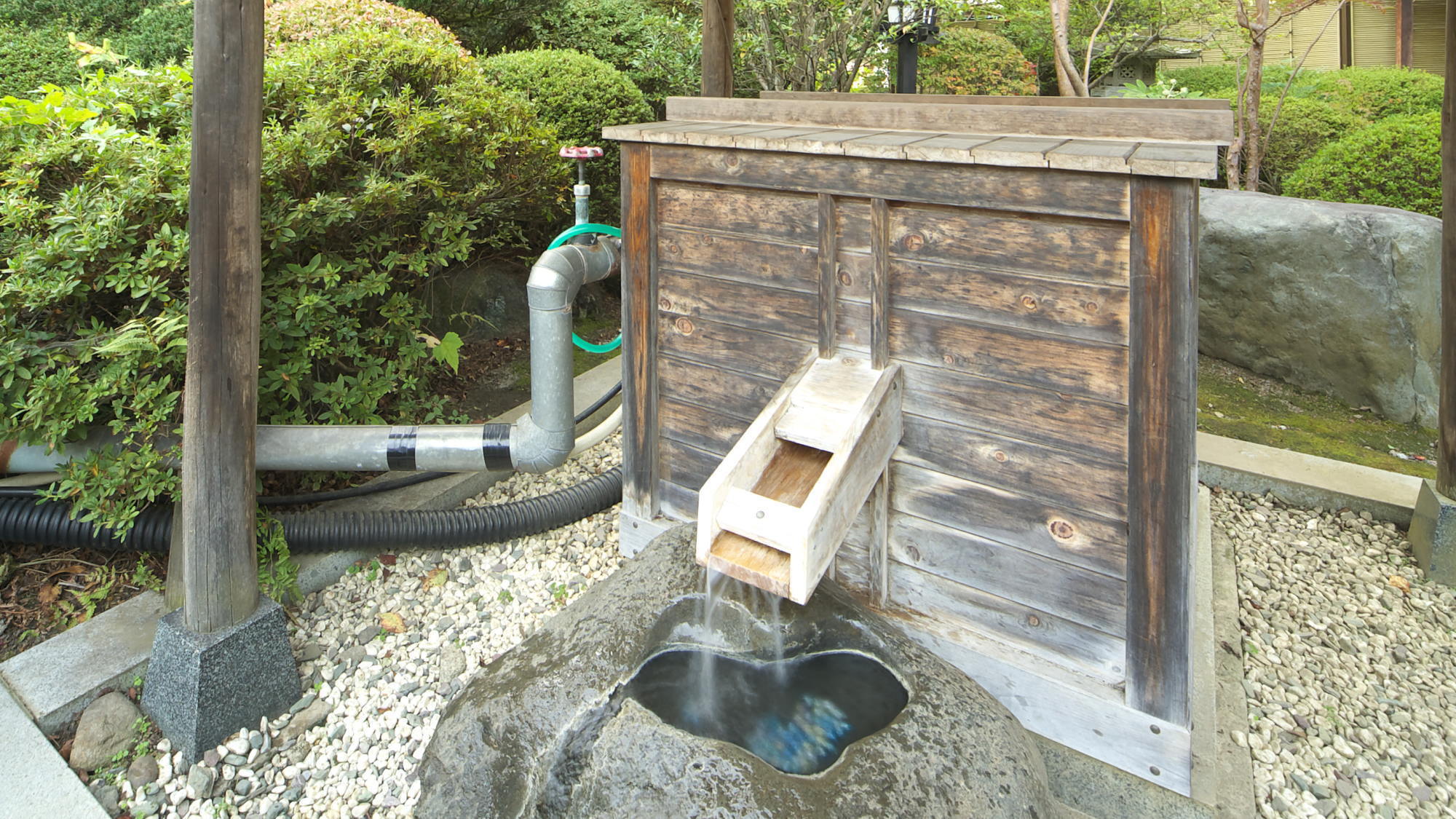 敷地内より沸く源泉、泉質はPH.10.3という日本有数のアルカリ性泉（単純硫黄冷鉱泉）。
