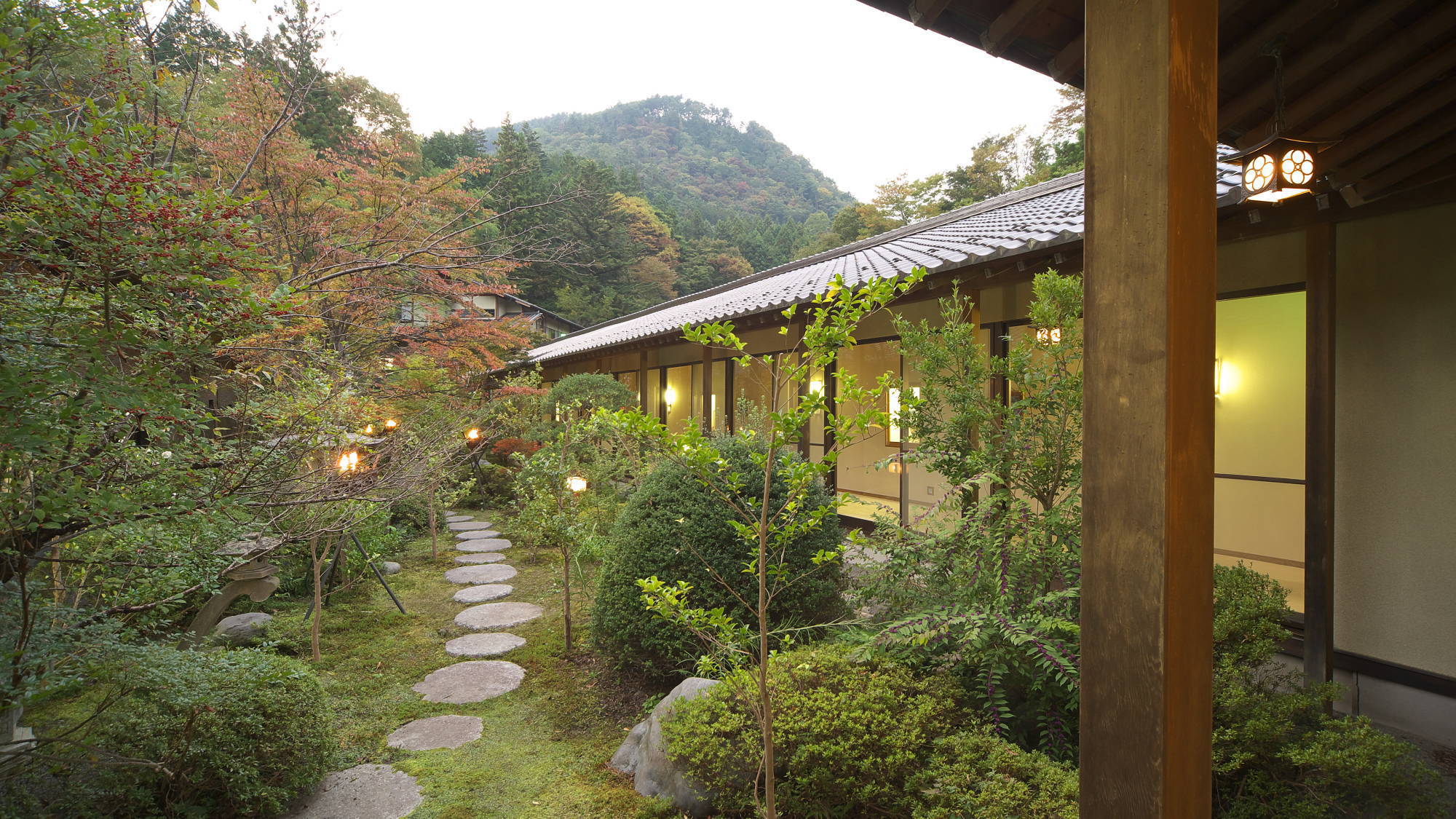 和風の風情がただよう館内、大自然の中にある純和風旅館（中庭）