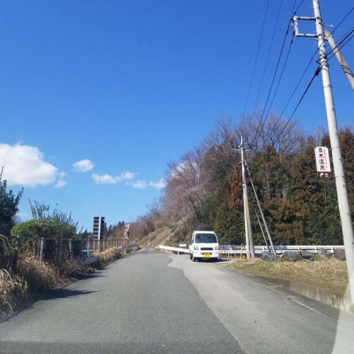 林道道順（４）しばらく進むと真ぎ温泉の看板がございますので右折してください。