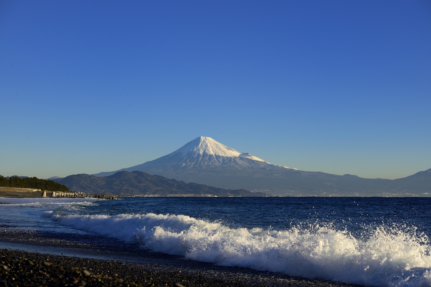 三保の松原の海岸から望む霊峰富士