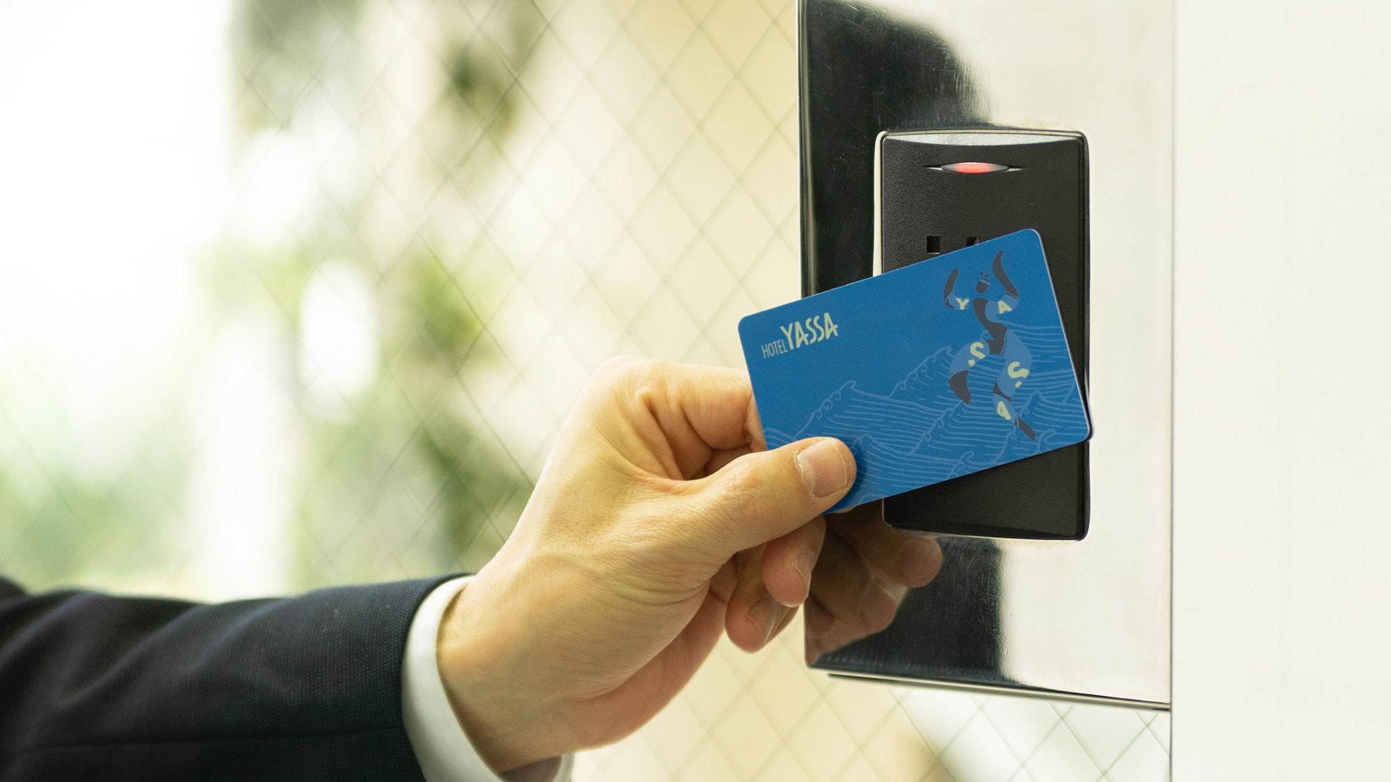 ・＜1F＞深夜はフロント入口ドアは自動施錠されカードキーをお持ちでない方は入館ができません