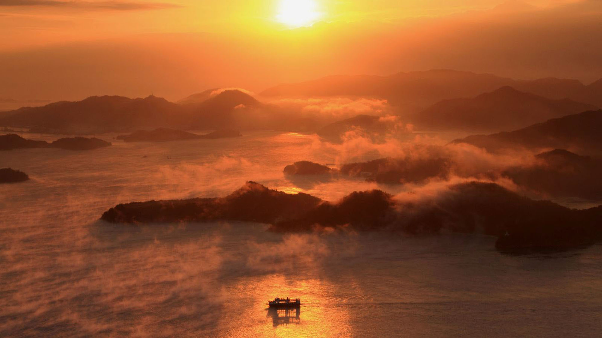 ・＜筆影山雲海＞展望台からのすばらしい夕日です