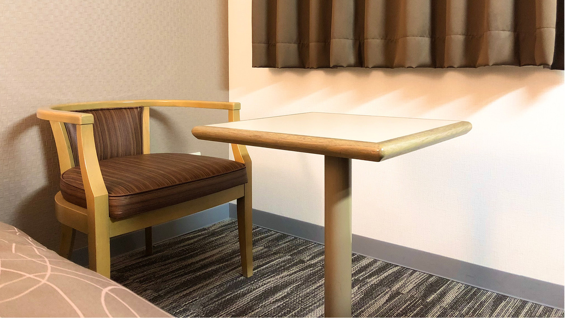 ・＜デラックスシングルルーム＞イス2脚あり。カップル、家族でもご利用いただけます