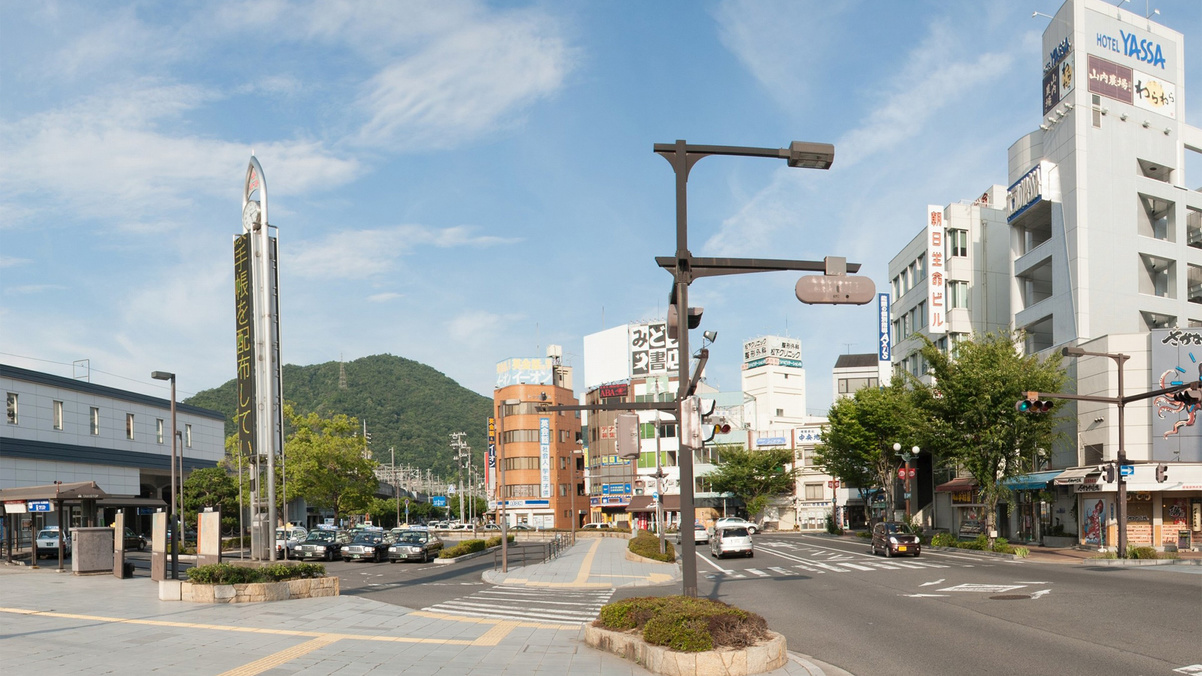 ・JR三原駅前。駅から道路を渡ってすぐのところにあります。