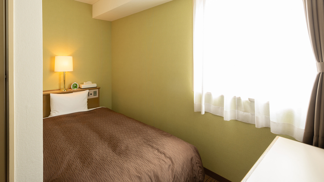 ・＜シングルAルーム＞ベッドはセミダブルサイズ122cm幅を使用。ゆっくりおやすみください