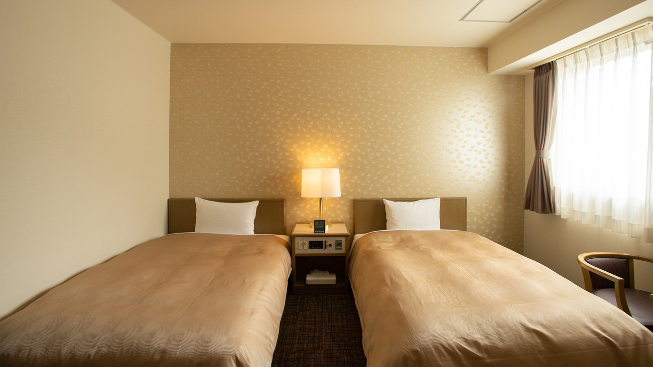 ・＜デラックスツインルーム＞1台のベッドは壁付ですので、添い寝のお子様を壁側に寝かせると安心です