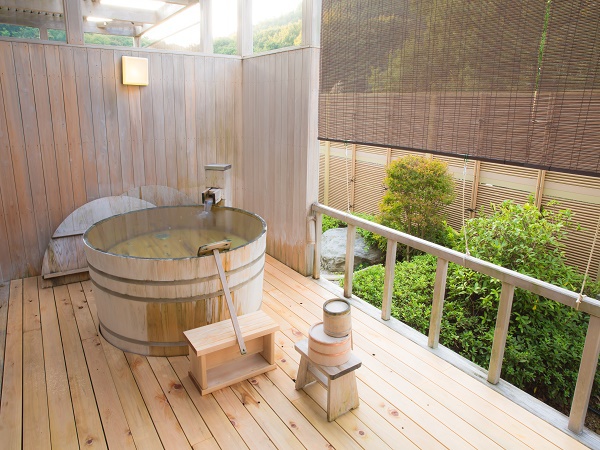 ウッドテラスには、総ヒノキ造りの露天風呂をしつらえました。プライベートな雰囲気を、ご満喫頂けます。