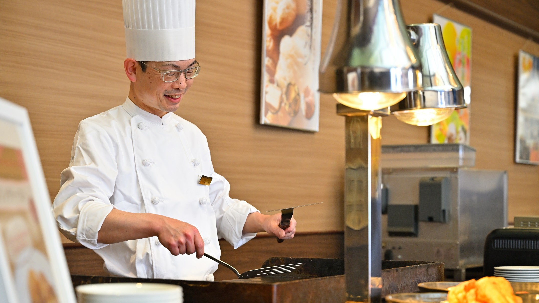 ＜朝食バイキング＞シェフが出来たてのあたたかいお料理を手渡し致します。